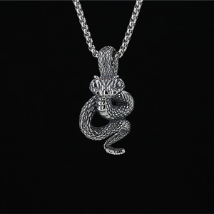 Collana con pendente a serpente 3D punk retrò in acciaio al titanio argento e occhi rossi