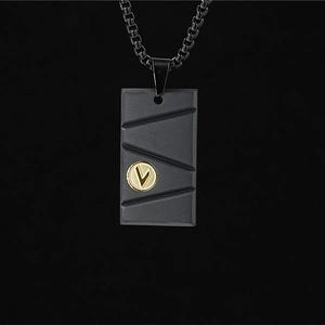 Pendentif rectangulaire noir moderne avec logo V doré et finition mate pour hommes
