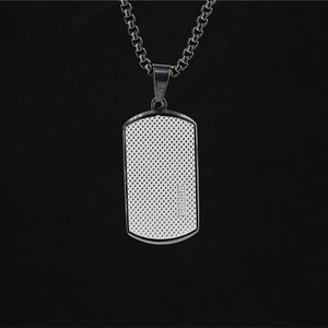 Collier plaque militaire en titane avec diamants et texture de grille sur chaîne noire