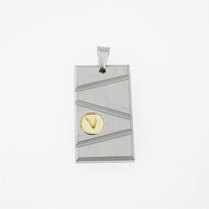 Pendentif carré minimaliste en acier titane avec finition mate et gravure dorée de V