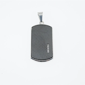 Pendentif plaque militaire minimaliste avec motif noir quadrillé et zircons incrustés