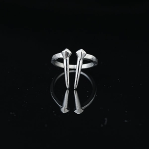 Anillo de acero de titanio plateado estilo punk con diseño de doble punta y reflejo