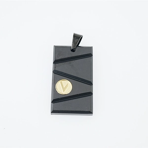 Pendentif rectangle en acier titane noir avec rainures diagonales et logo V doré