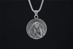 Détail macro du pendentif en relief Sainte Marie en argent sur fond noir élégant