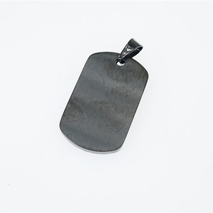 Pendentif plaque militaire en métal brossé gris pour homme au design industriel