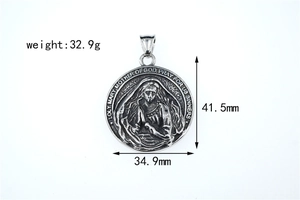 Détail du pendentif médaillon vintage en acier titane avec relief de la Vierge Marie