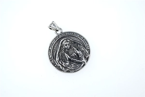 Détail du relief de la Vierge Marie sur pendentif rond en acier inoxydable argenté