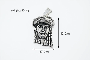 Dettaglio macro del ciondolo Gesù argento con altezza 42,2mm e peso di 40,4g