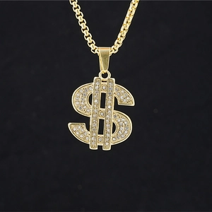 Hip-Hop-Halskette mit goldenem Dollarzeichen und Zirkonia auf schwarzem Hintergrund