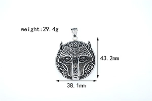 Pendentif loup Viking vintage montrant les dimensions 43,2 mm de haut et 38,1 mm