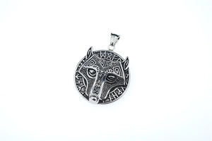 Vue détaillée du pendentif tête de loup Viking argenté avec symboles runiques nordiques