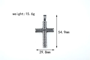 Vue détaillée du pendentif croix hip-hop avec dimensions de 54,9mm et poids 15,6g