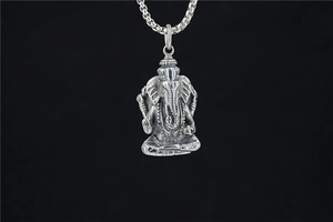 Vue macro du pendentif Ganesha vintage avec détails ciselés du dieu éléphant