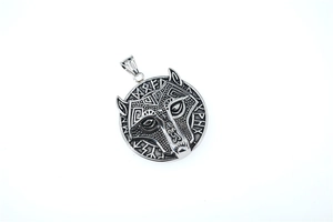 Détails du pendentif loup viking vintage avec runes nordiques et relief argenté vieilli