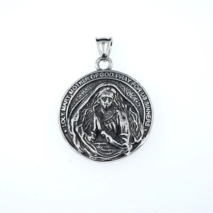 Pendentif rond vintage en acier inoxydable avec relief Sainte Marie sur fond blanc