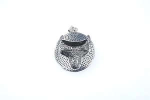 Vue détaillée du dos texturé du pendentif tête de loup viking rond en finition argentée