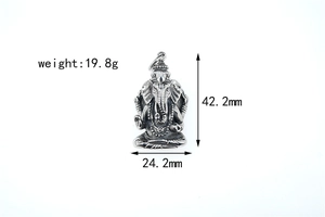 Détails des dimensions du pendentif Ganesha mesurant 42,2 mm de haut sur 24,2 mm