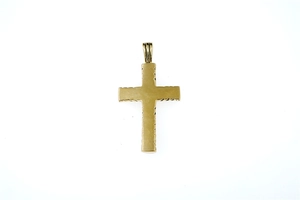 Détail du pendentif croix dorée en acier inoxydable avec finition mate et textures
