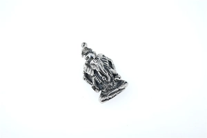 Détail macro du pendentif Ganesha en acier inoxydable vintage avec finition vieillie