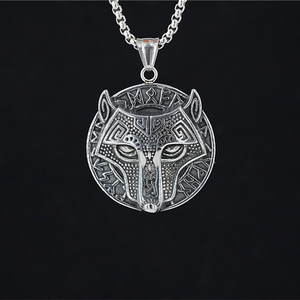 Collier Pendentif Tête de Loup Viking Vintage Acier Titane Rune Nordique Totem de Loup Relief Circulaire pour Hommes Femmes