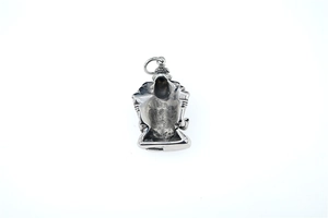 Détail macro du pendentif Ganesha rétro en acier inoxydable avec finition argentée vieillie