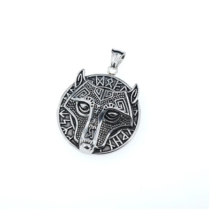Pendentif Viking tête de loup avec runes nordiques et détails en relief style rétro