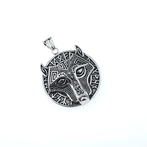Pendentif médaillon loup viking rétro avec runes nordiques sur collier en argent