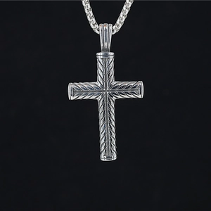 Collier croix hip-hop classique en acier vintage avec des motifs texturés détaillés