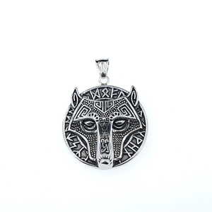 Collier pendentif loup viking vintage avec runes nordiques et finition argent antique