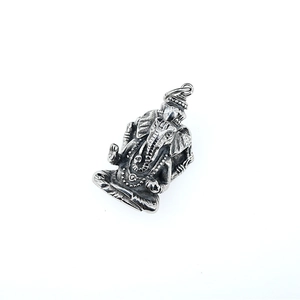 Pendentif Ganesha rétro en acier inoxydable avec relief détaillé et finition oxydée noire