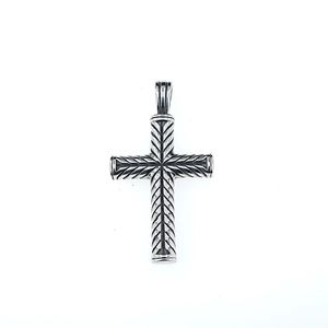 Pendentif croix classique en acier titane argenté avec motif à chevrons gravé