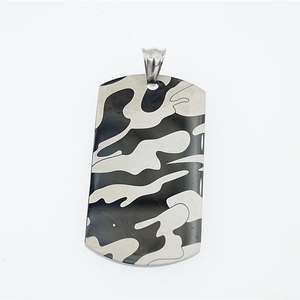 Men hip-hop camouflage dog tag pendant necklace in brushed stainless steel finish