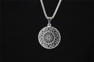 Gros plan du pendentif mandala lotus vintage avec gravures géométriques détaillées