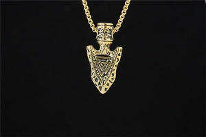 Dettaglio del ciondolo a freccia Viking Valknut dorato con catena box in acciaio inox