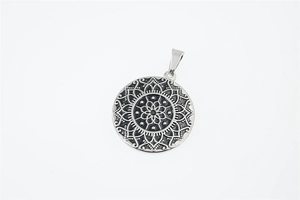 Détail macro du pendentif mandala en argent oxydé vintage avec gravures précises