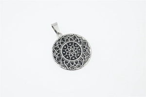 Vue détaillée du pendentif lotus mandala en argent avec des gravures géométriques