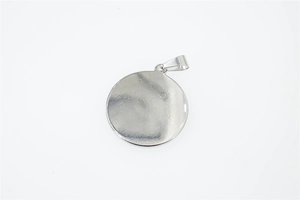 Pendentif lotus en argent poli avec finition miroir et bélière sur fond blanc
