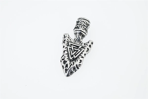 Dettaglio del ciondolo a freccia vichinga valknut in argento retrò e trama metallica