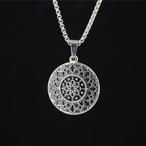 Collier Pendentif Mandala Lotus en Acier Titane Rétro Style Ethnique Hip Hop Unisexe Bijoux de Charme Géométriques pour Quotidien