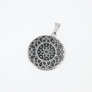 Collier pendentif mandala lotus vintage en argent avec gravures géométriques bohèmes