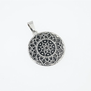 Collier avec pendentif rond mandala lotus vintage en argent avec un design ethnique hip-hop