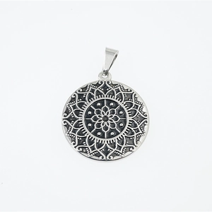 Collier pendentif mandala lotus vintage pour homme avec gravures détaillées en argent vieilli