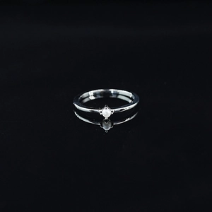 Bague élégante en acier titane argenté avec perle blanche classique sur miroir noir