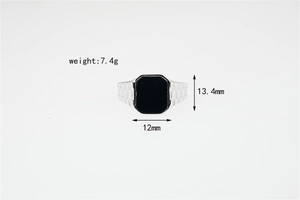 Vista dettagliata di un anello a sigillo in titanio con inserto nero e misure 13,4 mm