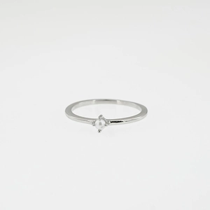 Bague élégante minimaliste en acier titane avec perle ronde blanche sertie à quatre griffes