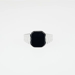 Anello da uomo in titanio argento con intarsio nero e dettagli a scacchiera