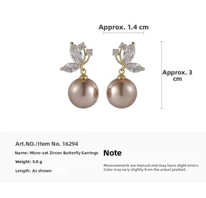 Détail montrant les dimensions des boucles d'oreilles papillon en perles et zircons