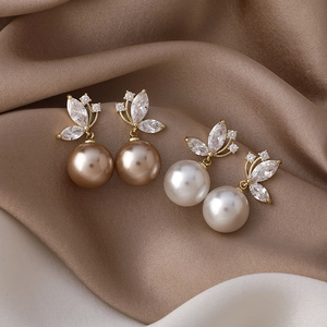 Boucles d'oreilles papillon en perles élégantes avec zircons sertis en doré