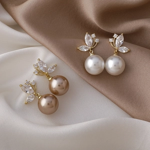Boucles d'oreilles papillon en perles avec cristaux de zircon en blanc et champagne