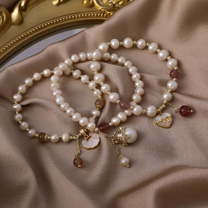 Elegantes Süßwasserperlen-Armband mit goldenem Herzschloss und Erdbeerkristall-Anhänger